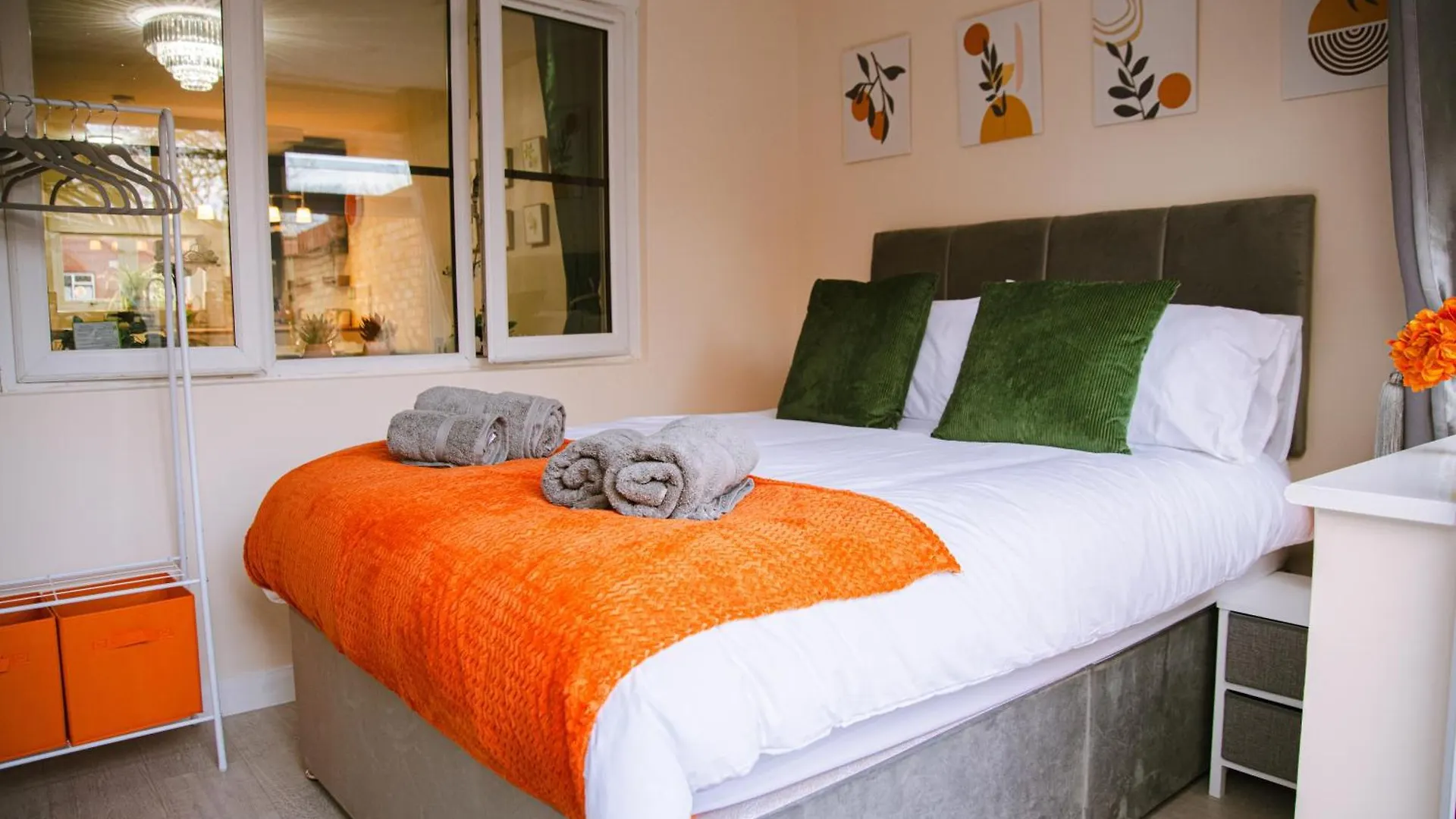 Lovely Three Bed At Tanglewood Hillingdon 0*,  United Kingdom